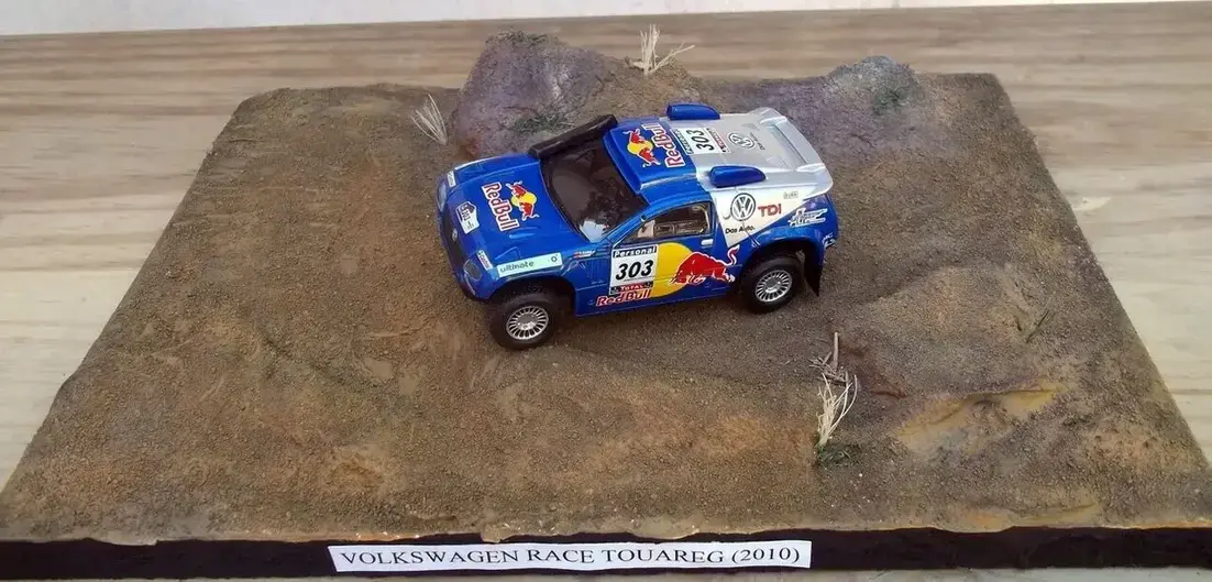 maquetas armadas VOLKSWAGEN RACE TOUAREG 2 (2010) DAKAR (DIORAMA