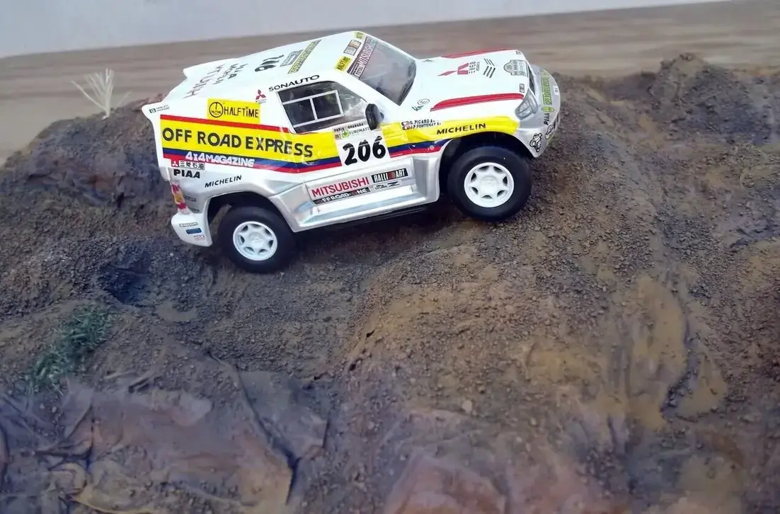 maquetas armadas MITSUBISHI MONTERO EVO (1998) DAKAR (DIORAMA)