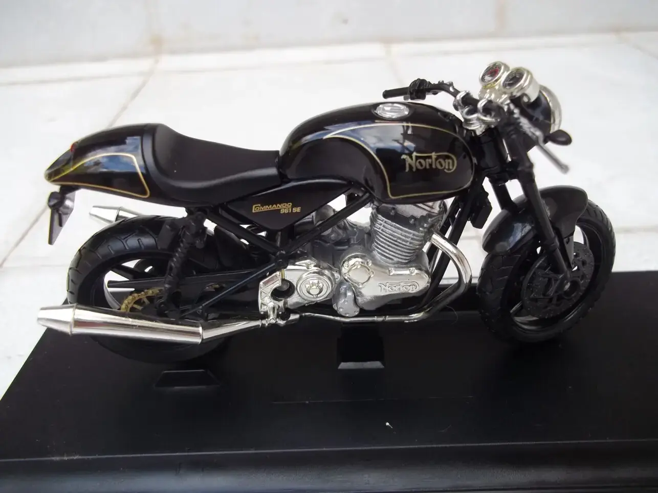 Norton Comando 961 SE maquetas-armadas.com